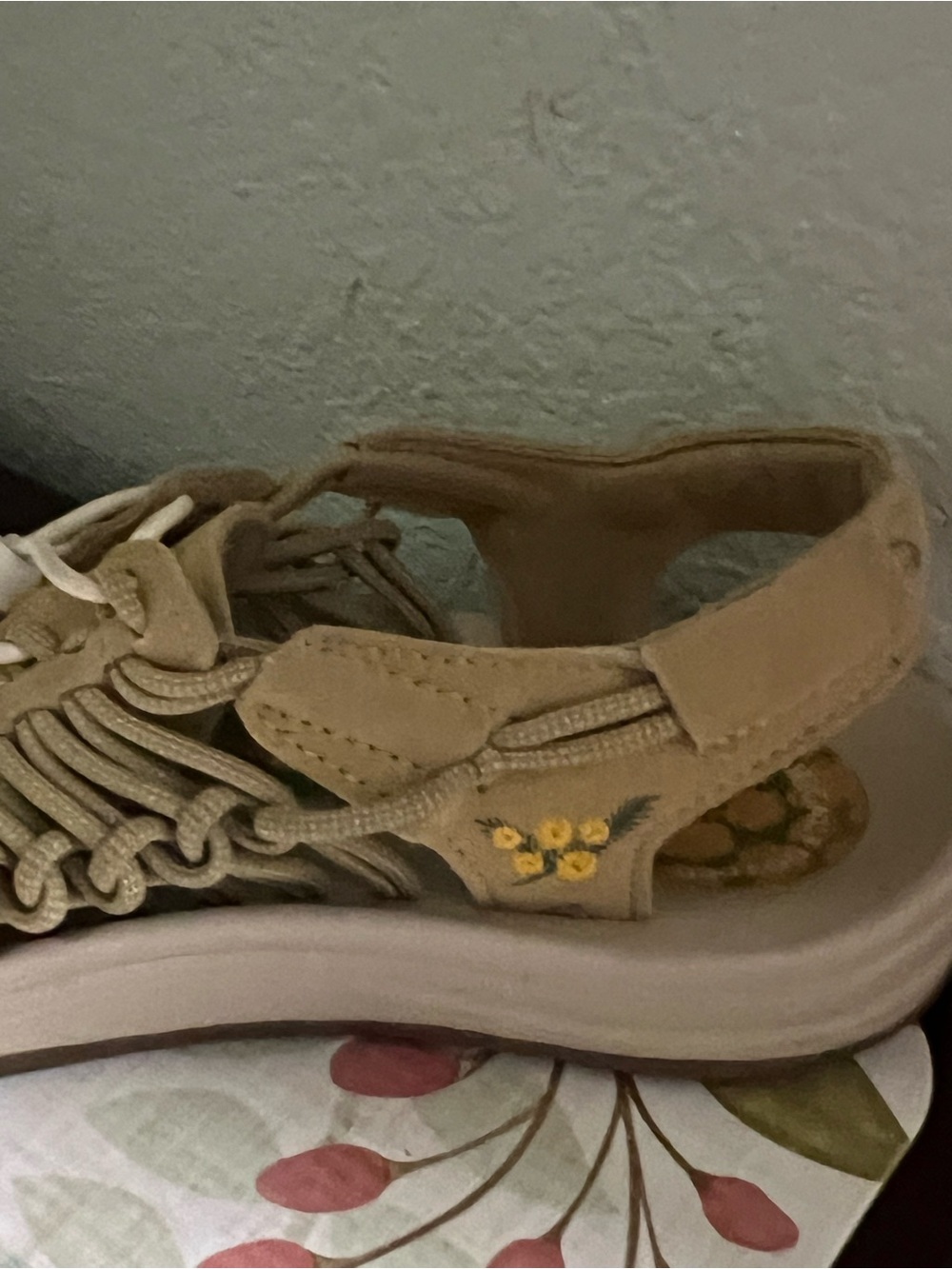 Keen UNEEK Women’s Sandals Yellow Daisies On Side - Picture 3 of 9